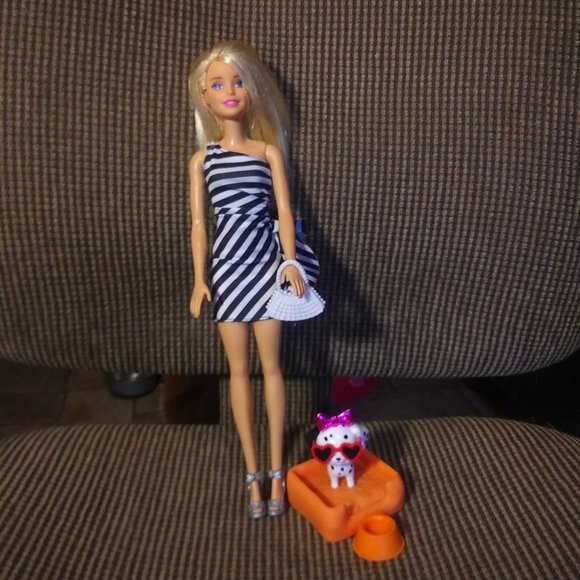 Barbie doll with purse, Dalmatian puppy, food bowl and pet bed - Picture 1 of 3